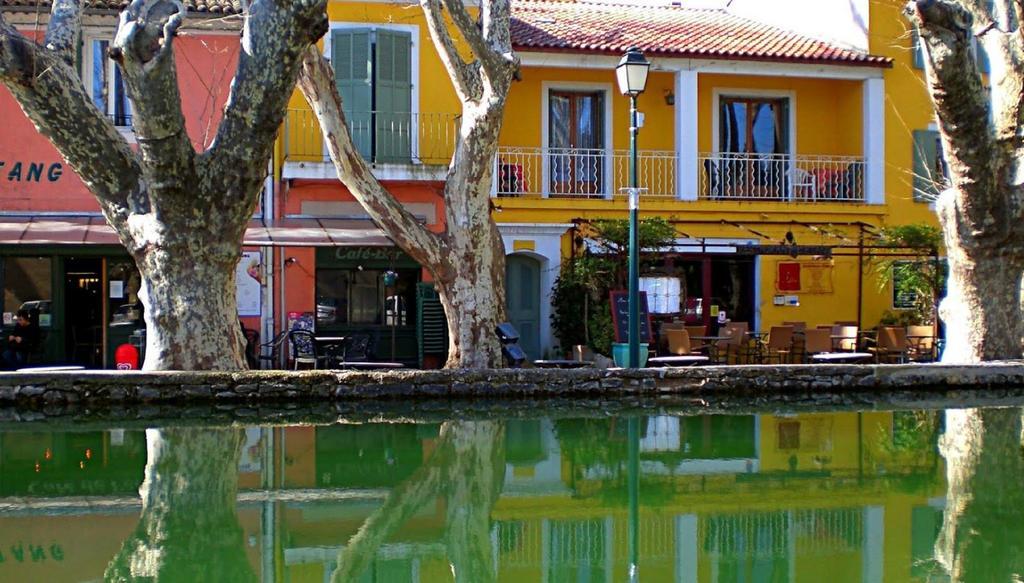 Logis Hotel De L'Etang Cucuron Exterior foto