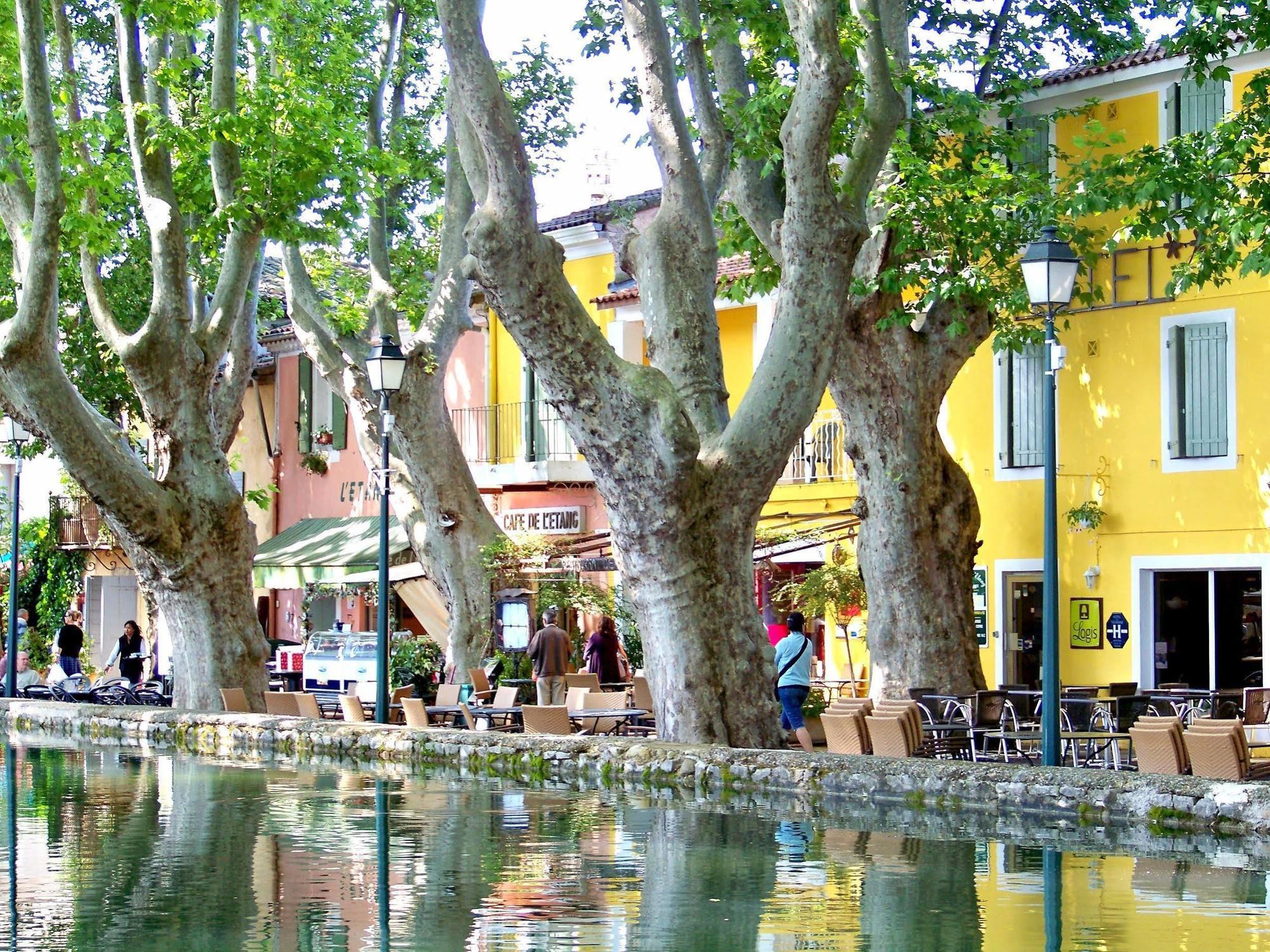 Logis Hotel De L'Etang Cucuron Exterior foto