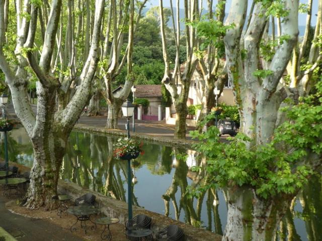 Logis Hotel De L'Etang Cucuron Exterior foto